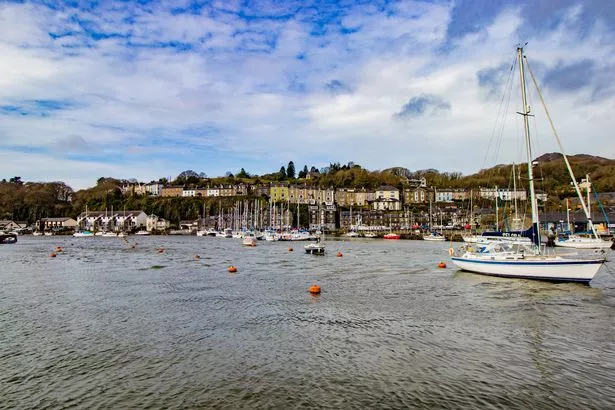 تبدأ الرحلة في Porthmadog ، وهي مدينة ميناء ساحرة في Gwynedd التي كانت ذات يوم ميناء مزدهر.
