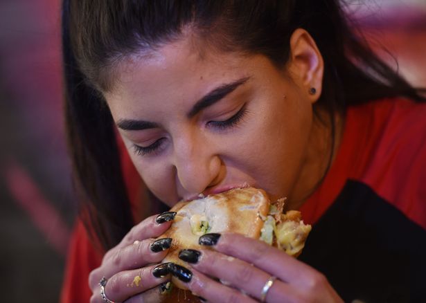 ليا ، في الصورة سابقًا ، آكل تنافسي