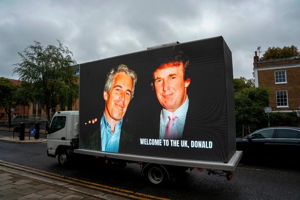 كانت سيارة إعلانية تُظهر ترامب وجيفري إبشتاين تتجول حول وندسور