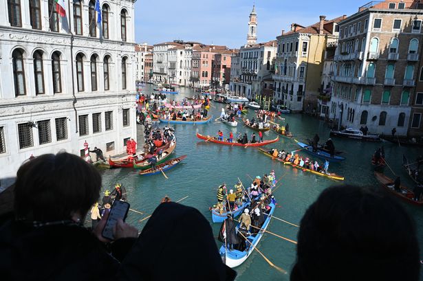 تبحر القوارب المزينة على القناة الكبرى أثناء كرنفال البندقية