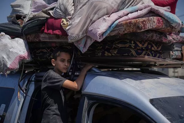 يحمل الفلسطينيون النازحون من شمال غزة ممتلكاتهم