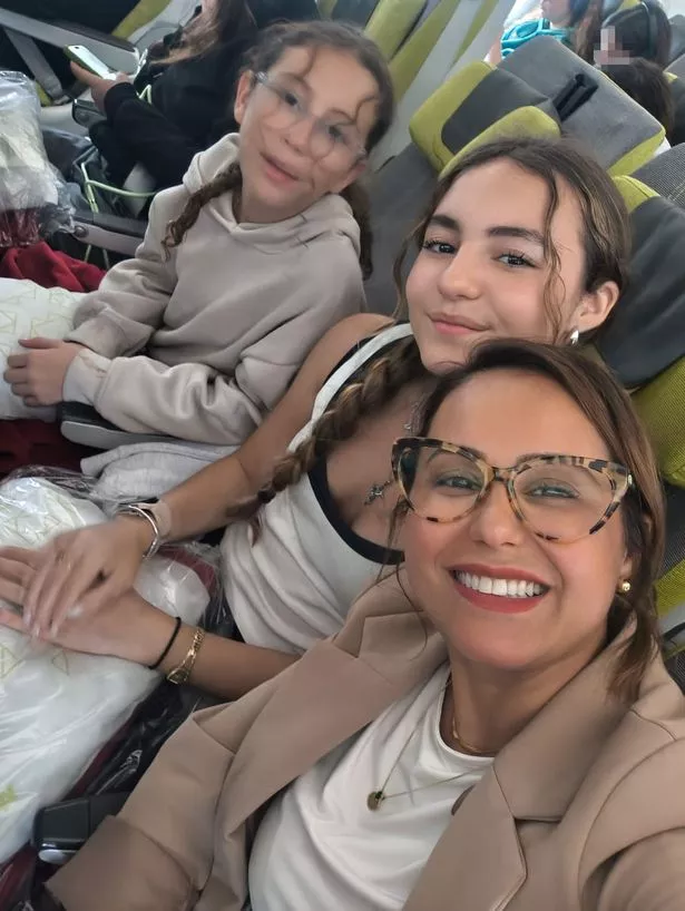 بيانكا بيري مع بنات لورين وبيل على متن الرحلة قبل اندلاع المرض.