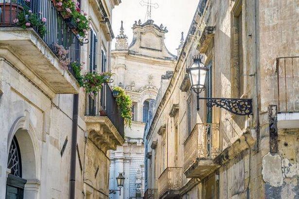 صورة بنية الباروك في شوارع Lecce