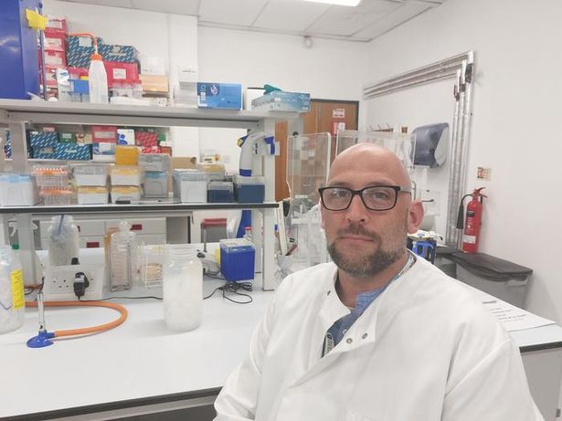 الدكتور أنديو ميلارد من مركز بيكي ماير لأبحاث Phage في جامعة ليستر