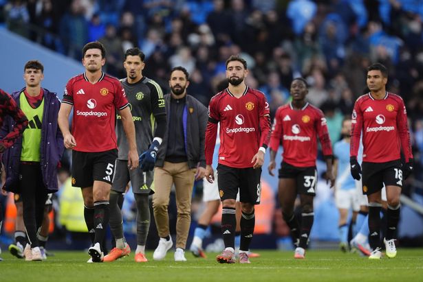 روبن أموريم ولاعبيه في مانشستر يونايتد يسيرون بعد هزيمة ديربي