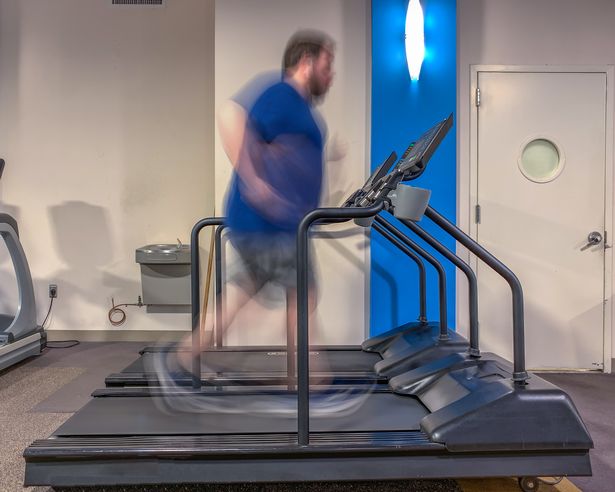 رجل يركض على جهاز المشي