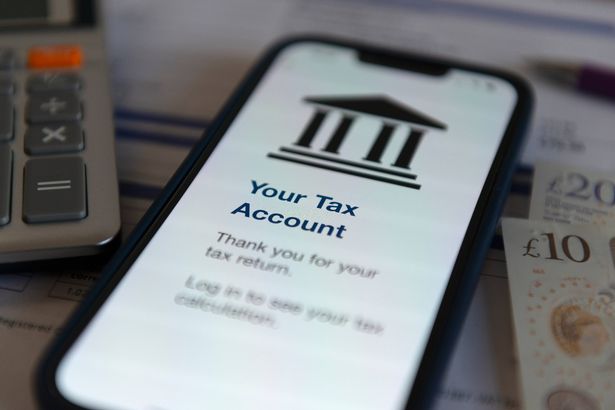 الهاتف الذكي مع شاشة تسجيل الدخول إلى التطبيق الضريبي.