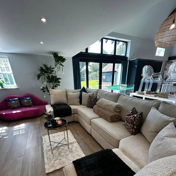 أريكة في غرفة كبيرة