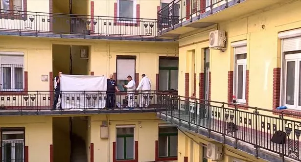 صور من المشهد تظهر المحققين الذين يحملون ورقة بيضاء لفحص الضحية من العرض