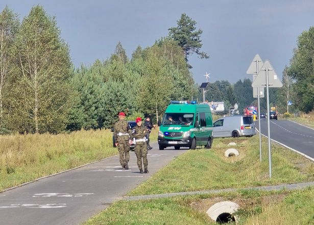 رجال الإطفاء البولنديين يؤمنون منطقة يُعتقد فيها أن أجزاء من طائرة بدون طيار سقطت في Czosnowka