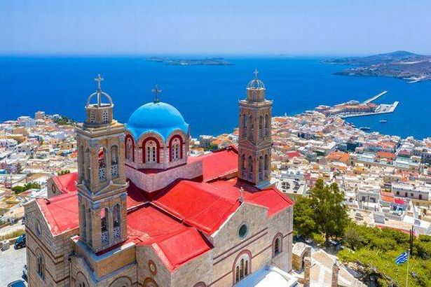 المنظر البانورامي لمدن Ermoupoli و Ano Syra في جزيرة سيروس ، جزر Cyclades ، اليونان ، أوروبا.