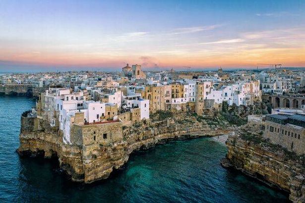 Polignano A Mare ، Puglia ، إيطاليا - منظر جوي عند غروب الشمس