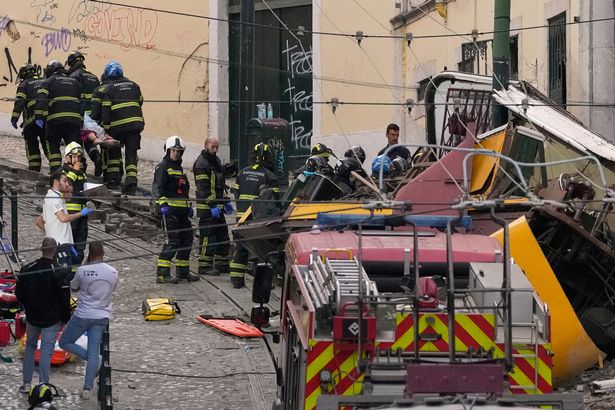 رجال الإطفاء الذين يحملون جسم شخص على نقالة