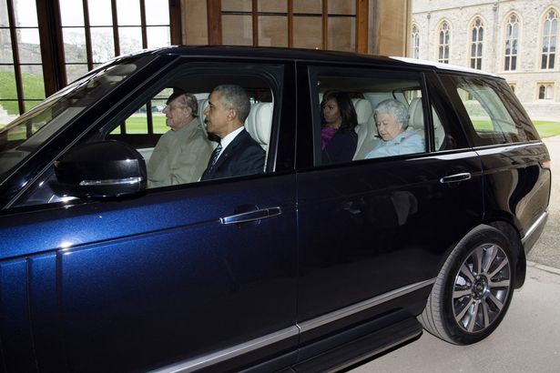 الأمير فيليب يقود باراك أوباما وميشيل أوباما والملكة 