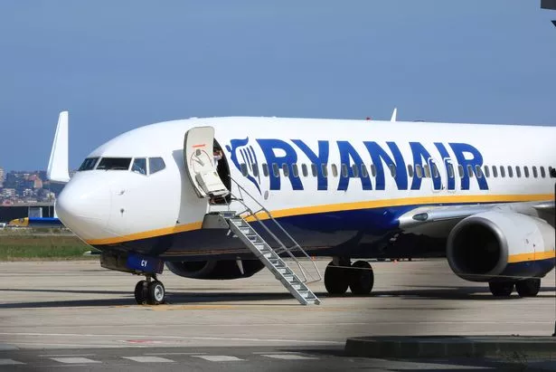 Ryanair Boeing 737-800 في مطار سانتاندر الدولي ، شمال إسبانيا.