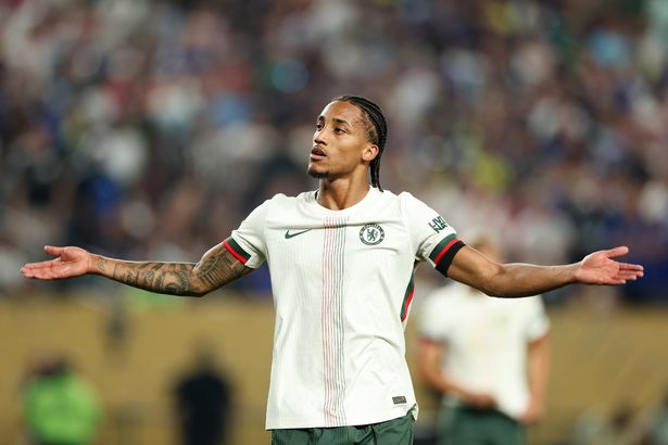 جواو بيدرو يحتفل بهدف في كأس العالم للنادي