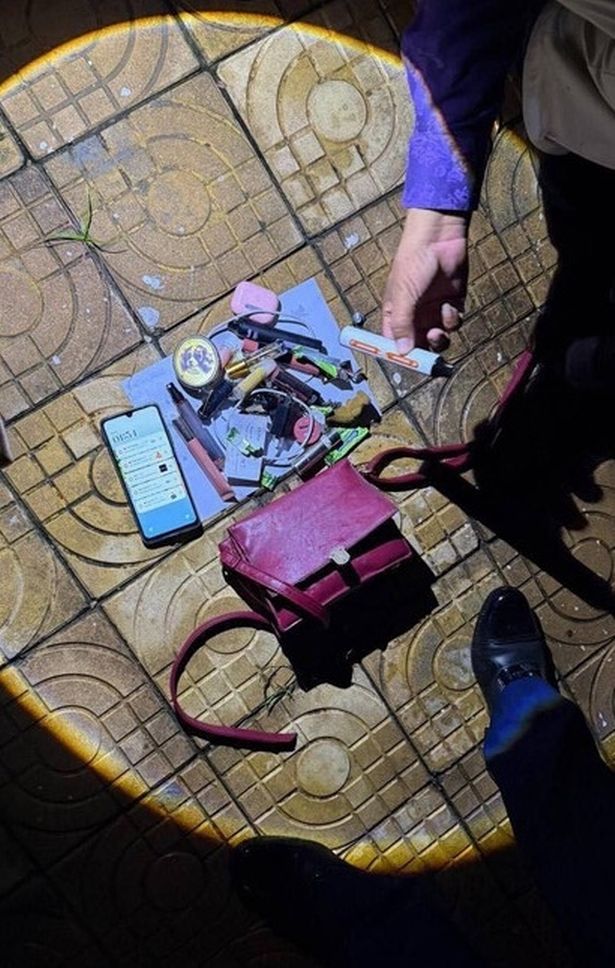 يبدو أن حقيبة يد موجودة في المشهد قد قطعت مقبضها