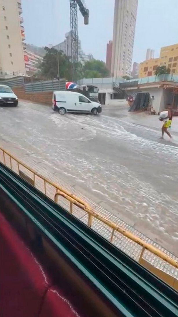في اللحظة التي بدأ فيها الطريق خارج حانة بيندورم الشهيرة في تشبه النهر