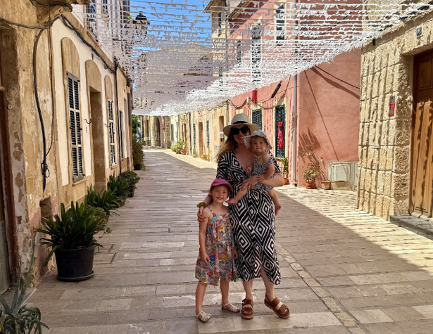 هانا وأطفالها يستكشفون بلكوديا البلدة القديمة