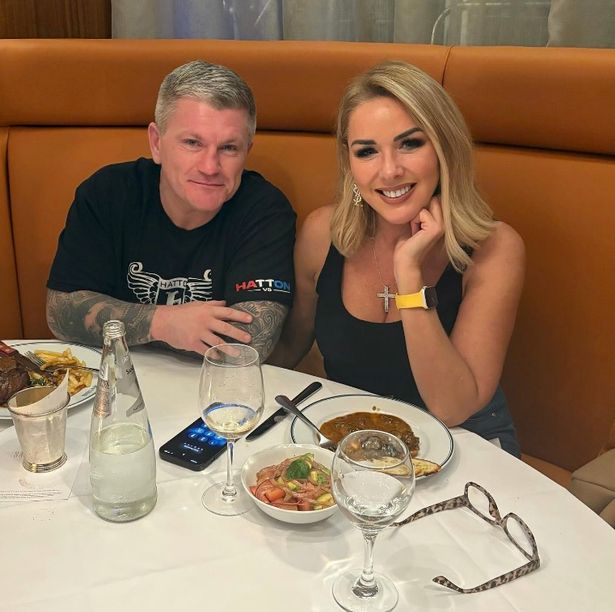 تم دعم كلير سويني من قبل نجومها المشارك في شارع التتويج لأنها أشادت بوجودها السابق ريكي هاتون يوم الثلاثاء