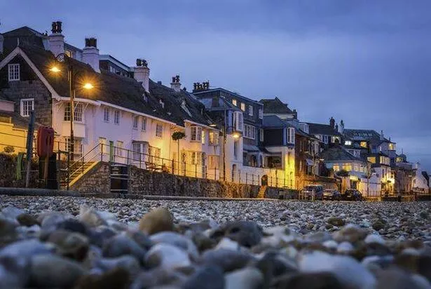 المنازل الريفية الساحلية المطل على Pebble Beach مضاءة Lyme Regis Devon UK