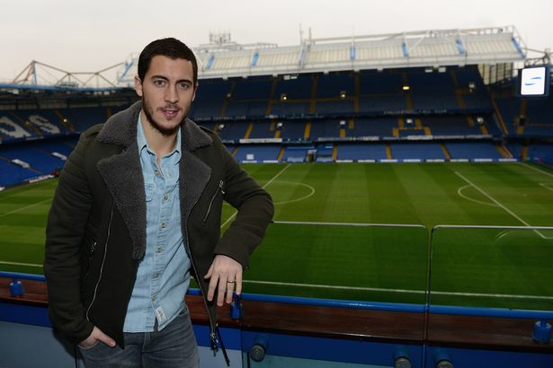 يطرح Eden Hazard من تشيلسي في الأرض بعد توقيعه عقدًا جديدًا في Stamford Bridge في 12 فبراير 2015 في لندن ، إنجلترا. (تصوير دارين والش/تشيلسي FC عبر Getty Images)
