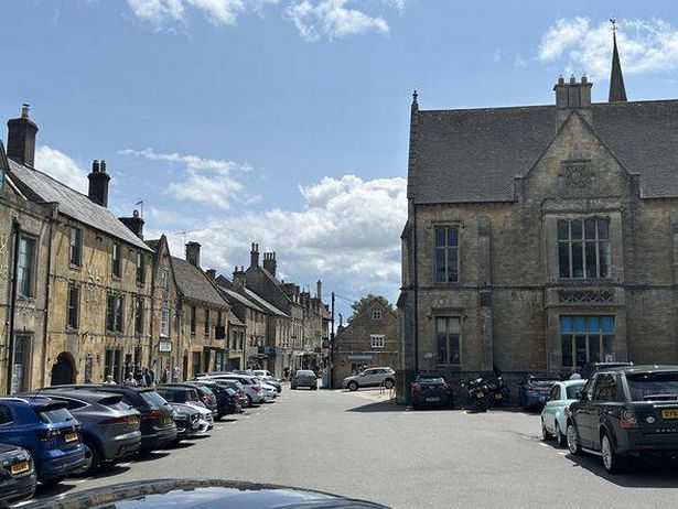ميدان سوق Stow-on-the-Wold مع سيارات متوقفة فيه