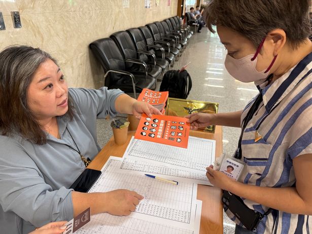 امرأة تجمع كتيب دفاع مدني جديد في تايوان