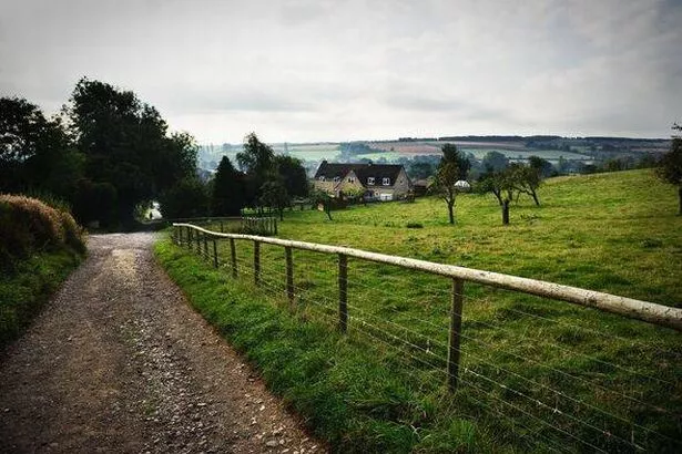 طريق Cotswold بالقرب من Chipping Campden ، The Cotswolds ، إنجلترا