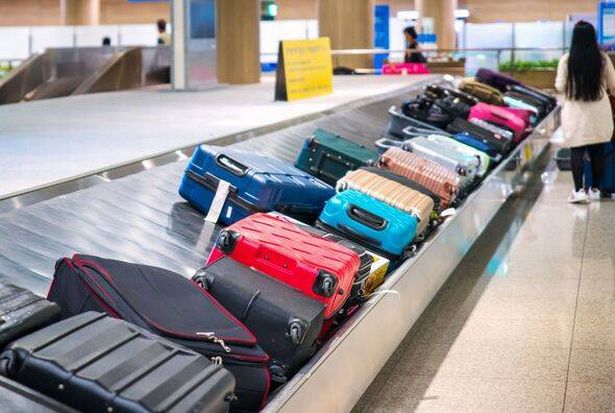 المسافر في انتظار حقيبة سفر على الحزام في المطار