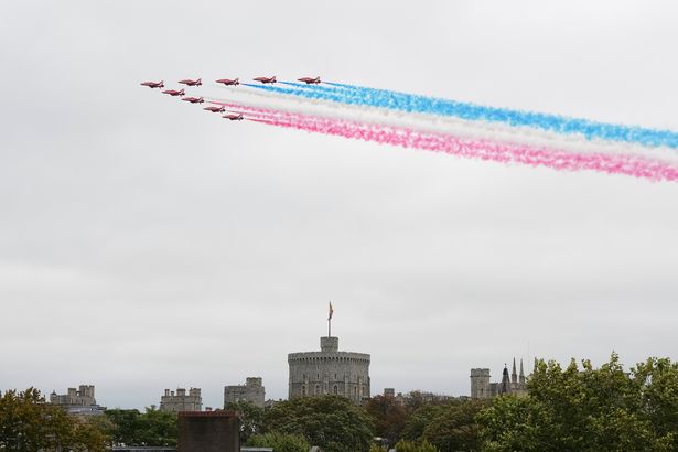 تطير السهام الحمراء في تشكيل على قلعة وندسور خلال زيارة الرئيس دونالد ترامب في وندسور ، إنجلترا ، الأربعاء ، 17 سبتمبر 2025. (AP Photo/Alastair Grant)