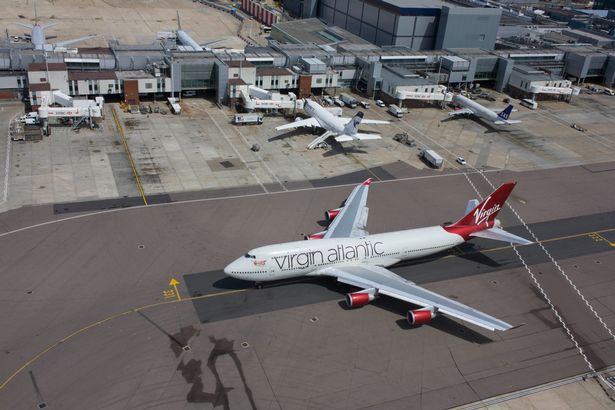 منظر جوي (من برج التحكم) لجناح ومحرك Virgin Atlantic Airliner في مطار لندن هيثرو