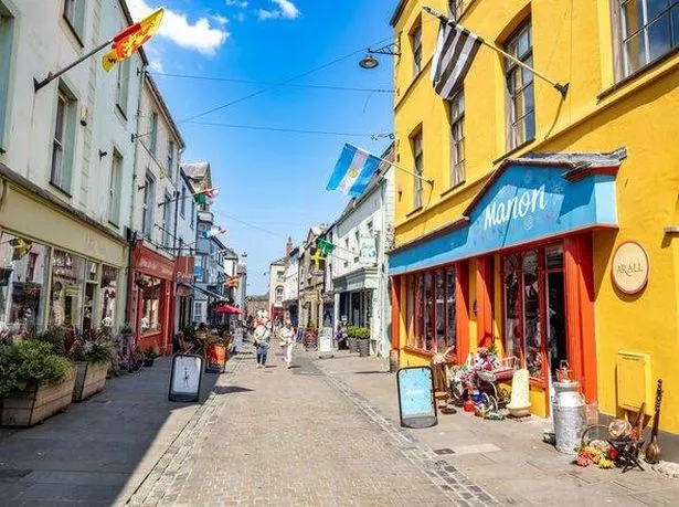 منظر الشارع الحي في مدينة Caernarfon ، ويلز