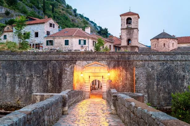 Vrata Od škurde (جسر فوق نهر Scurda) ، البلدة القديمة ، Kotor ، الجبل الأسود