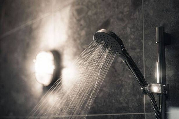 تتدفق المياه من الحمام