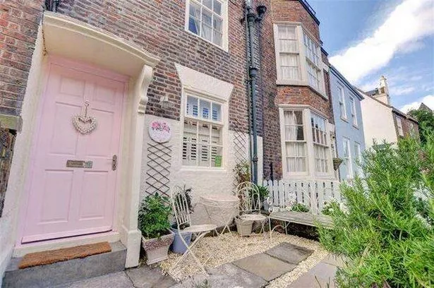 باب وردي مشرق يؤدي إلى الكوخ