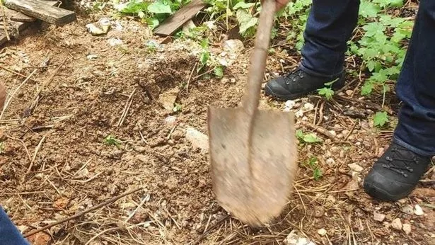 أقدام تقف على الأرض مع مجرفة في تسديدة 