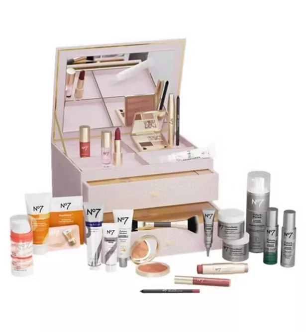 تقويم المجيء في Ultimate Beauty Advent أكثر من 530 جنيهًا إسترلينيًا