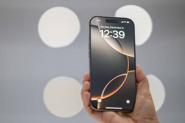 أخصائي يحمل جهاز iPhone 16 Pro Max بعد Apple's "إنه وقت متوهج" حدث في كوبرتينو ، كاليفورنيا ، 9 سبتمبر 2024.