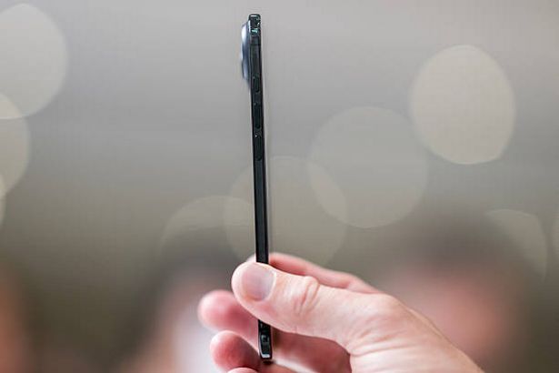 Topshot - رجل يحمل Apple iPhone Air الجديد أثناء Apple's "إسقاط الرهبة" حدث في مسرح ستيف جوبز في حرم أبل بارك في كوبرتينو ، كاليفورنيا ، في 9 سبتمبر 2025.          