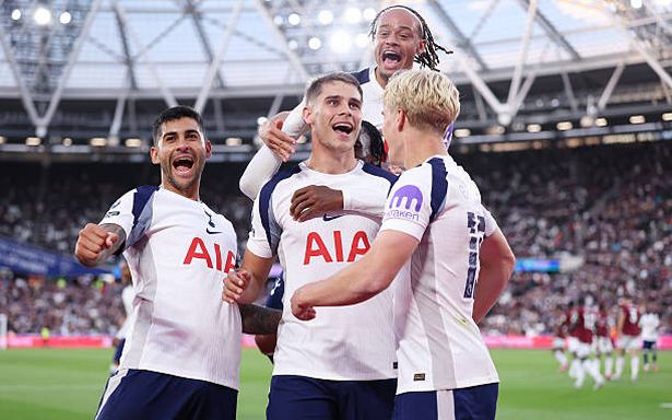 يحتفل ميكي فان دي فين من توتنهام هوتسبور بتسجيل هدف فريقه الثالث مع زملائه في الفريق لوكاس بيرجفال ، وكافي سيمونز ، وكريستيان روميرو خلال مباراة الدوري الإنجليزي الممتاز بين وست هام يونايتد وتوتينهام هوتسبير على ملعب لندن في 13 سبتمبر 2025 في لندن ، إنجلترا.