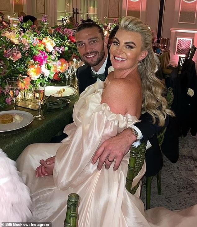 بيلي وأندي في تصويرهم في يوم زفافهما