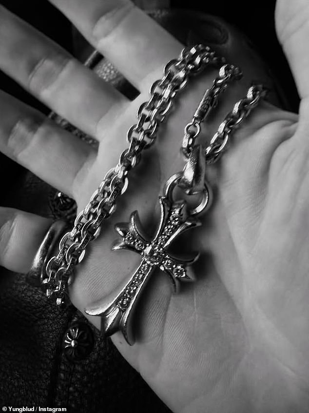 في الشهر الماضي ، شارك Yungblud صورة للهدية التي قدمها له الروك قبل وفاته ، بعد ساعات من قيامه بقراءة في الجنازة في منزله في باكنجهامشاير