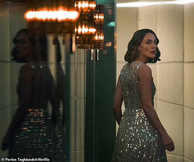 في وقت متأخر من ليلة تشهد أن راكبًا يتم إلقاؤه في الخارج ، فقط ليتم إخبارها بأنها يجب أن تحلم بها ، حيث يتم حساب جميع الركاب (شوهد في الفيلم)