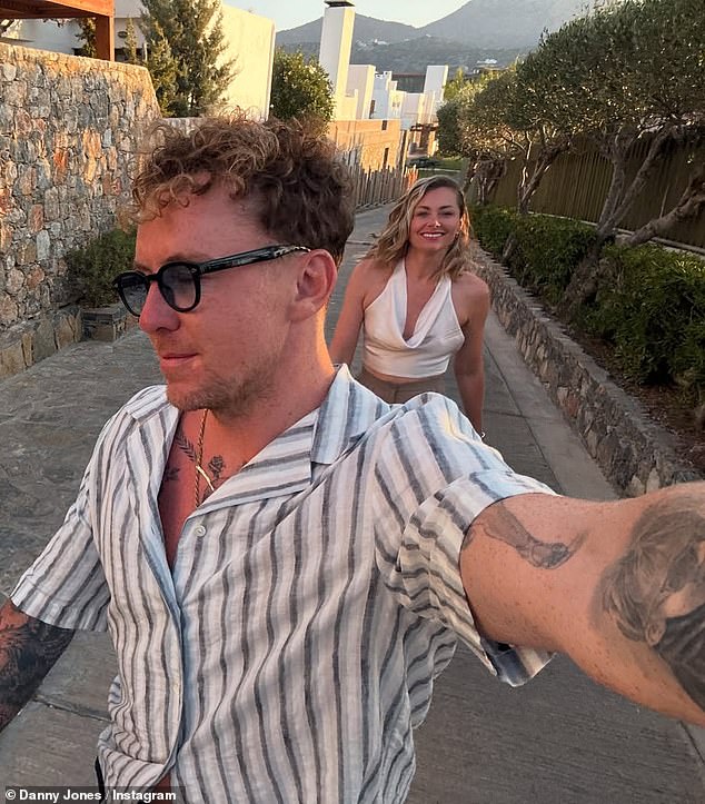 في وقت سابق من هذا الشهر ، قدم داني وجورجيا عرضًا يونايتد أثناء عطلة عائلية بعد أشهر من العمل على زواجهما