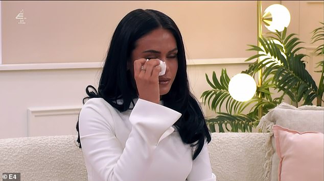 ويأتي التحديث بعد ظهور ليف الأخير على المشاهير التي تعود إلى حيث انهارت في البكاء بعد رفض وحشي من نجمها المشارك لويس راسل