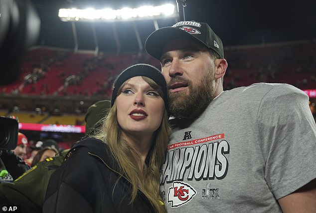 منذ ذلك اليوم ، أسرت رومانسية العالم ، مع دعم سويفت لركض كيلس إلى اثنين من Super Bowls بينما سافرت نجمة اتحاد كرة القدم الأميركي إلى جانبها في جميع أنحاء العالم في جولتها الناجحة في Eras ؛ في الصورة في يناير في مدينة كانساس سيتي ، ميسوري