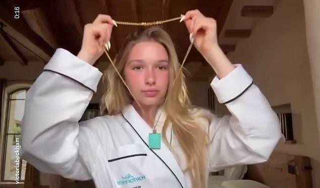 وبينما كانت Billie Eilish Song Birds of a feather ، صورت هاربر نفسها على سلسلة ذهبية تضم مصغرة من الرائحة كقلادة قبل رش العطر الكامل