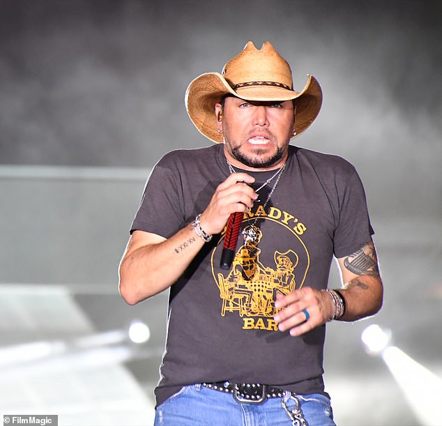 في وقت سابق من هذا الشهر ، قال Aldean إنه عانى من انهيار في الأشهر التي تلت إطلاق النار على مهرجان Route 91 Harvest في لاس فيجاس ، حيث قتل 60 شخصًا ؛ شوهد في عام 2017
