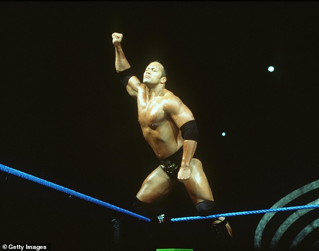 بدأ دواين مسيرته في شوبيز كمصارع روك على WWE (في الصورة في الحلبة في عام 2000)